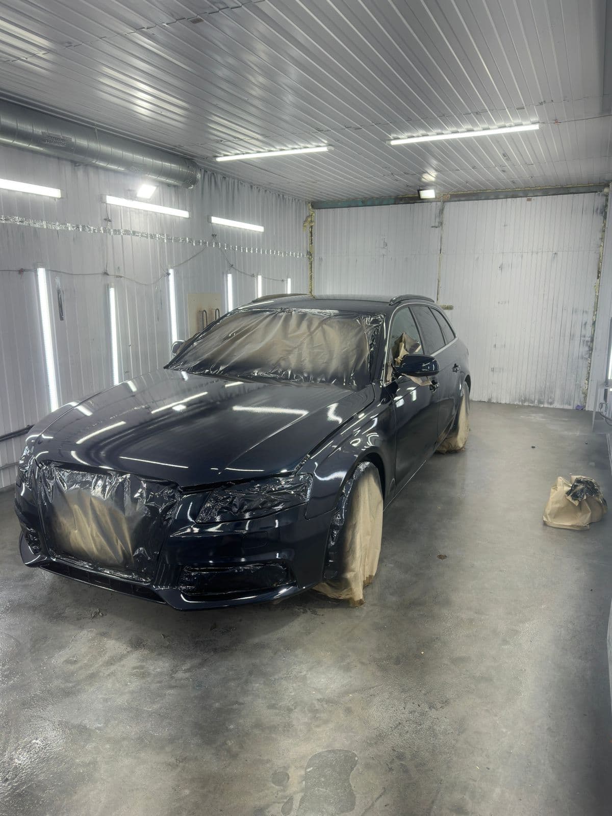 Audi — покраска в чёрный глянец, камера покраски