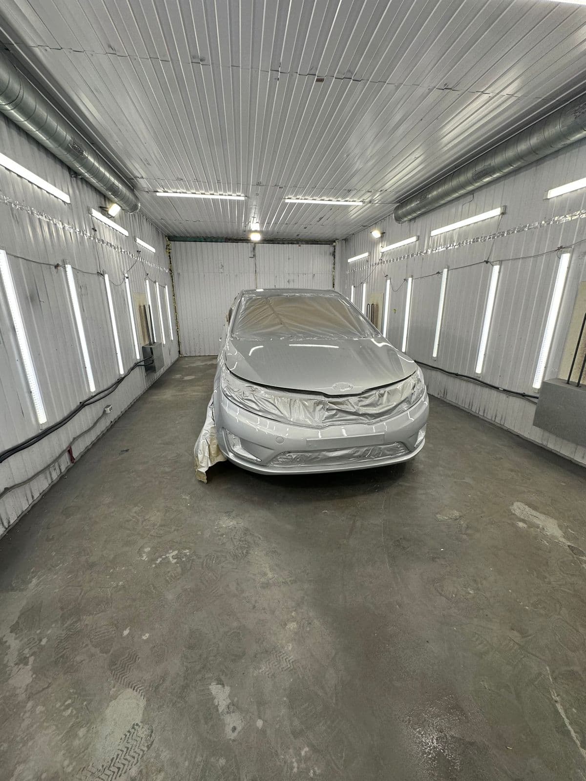 KIA K5 — серебристый металлик, подготовка к покраске