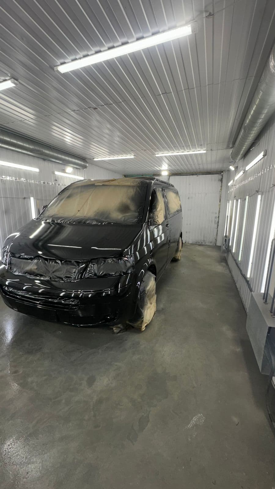 VW Multivan — покраска в чёрный, камера покраски