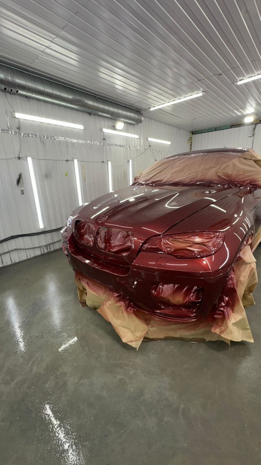 Седан -- тёмно-красный кэнди, вид сзади