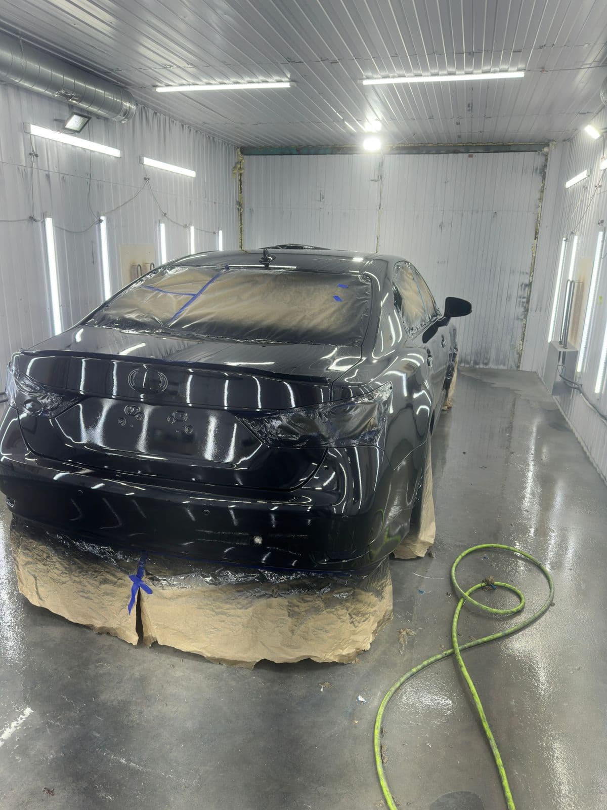 Jeep Cherokee — чёрный глянец, камера покраски